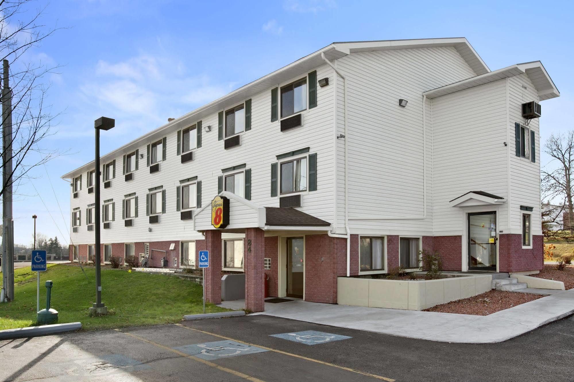 Super 8 By Wyndham Massena Ny Motel Exterior photo